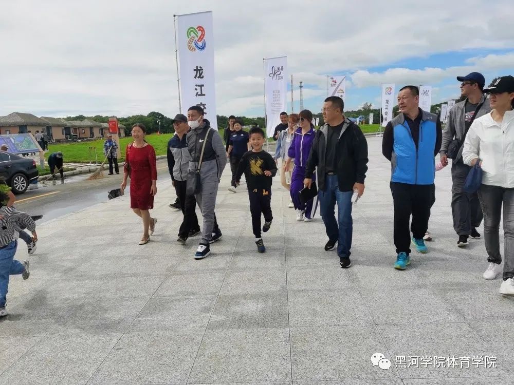 体育学院党总支举办"爱家乡,游黑河,看变化,话发展"主题党日活动